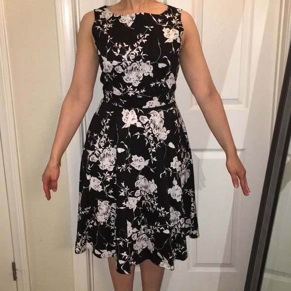 Black and white sleeveless casual sundress - Picture 7 of 7